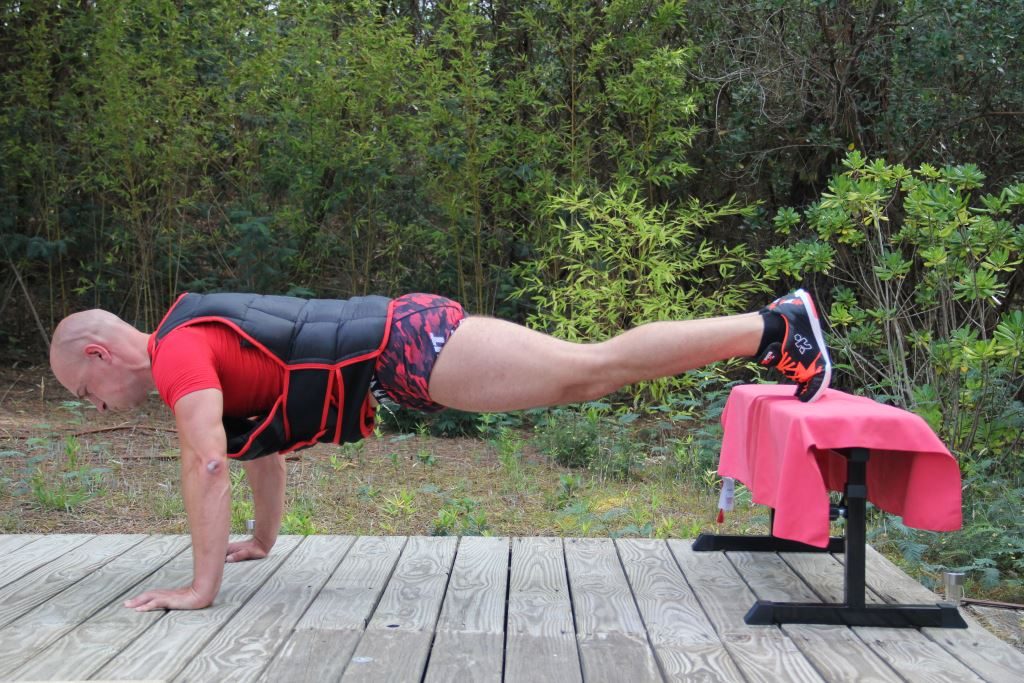 Pompe surélevé lesté mains écartées pour muscler les pectoraux