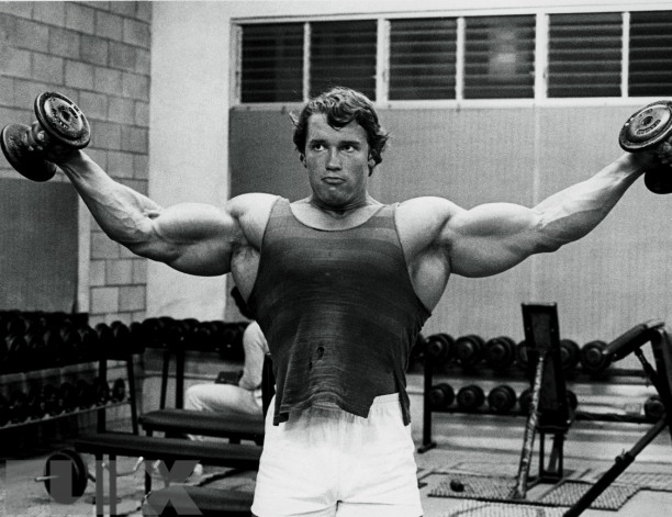 Arnold Schwarzenegger à l'élévation latérale avec haltères