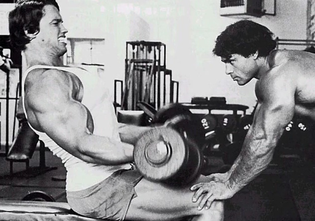 Arnold Schwarzenegger au curl avec haltères